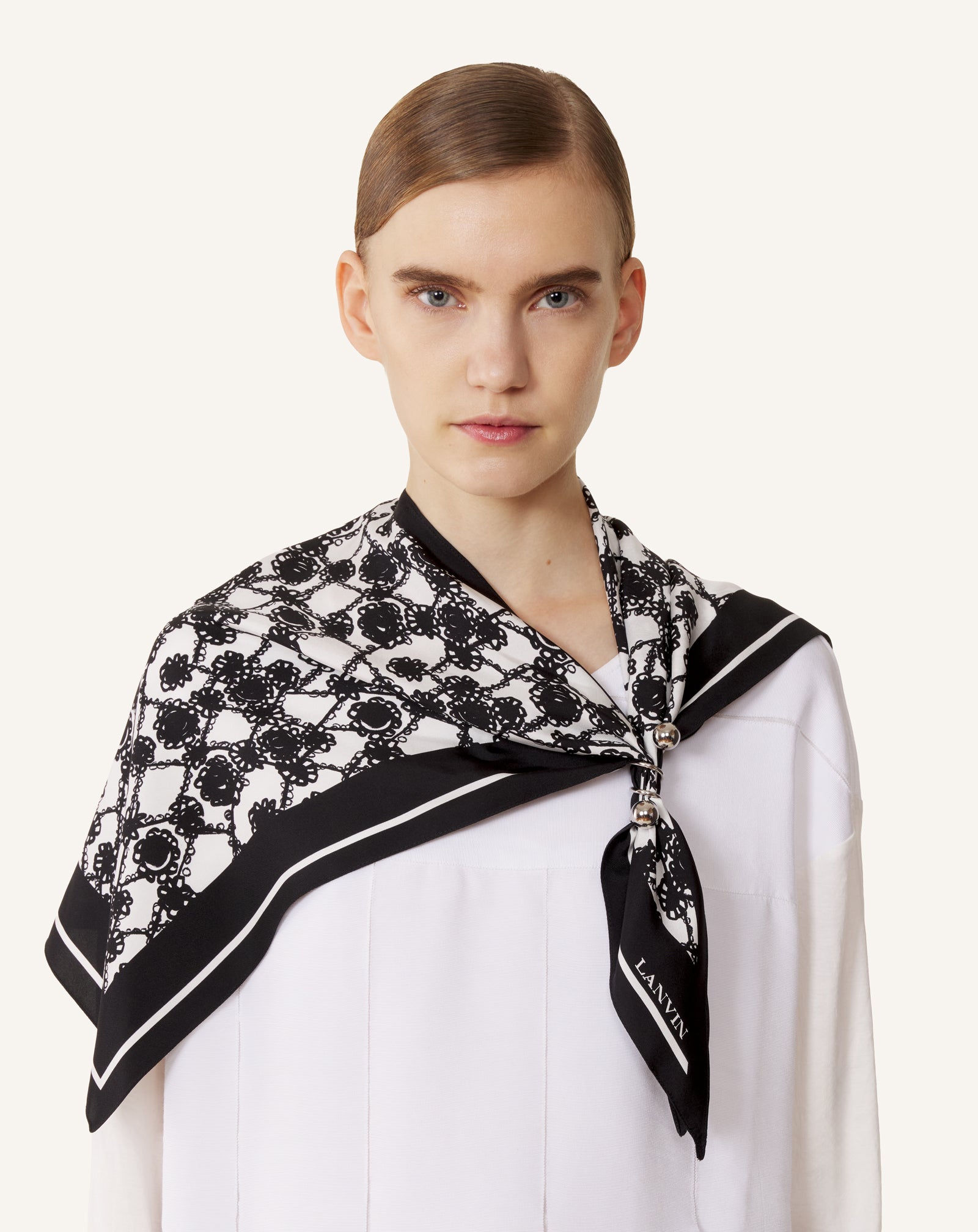 WHITE MARGUERITE MOTIF TOP WITH JEWELRY FASTENER