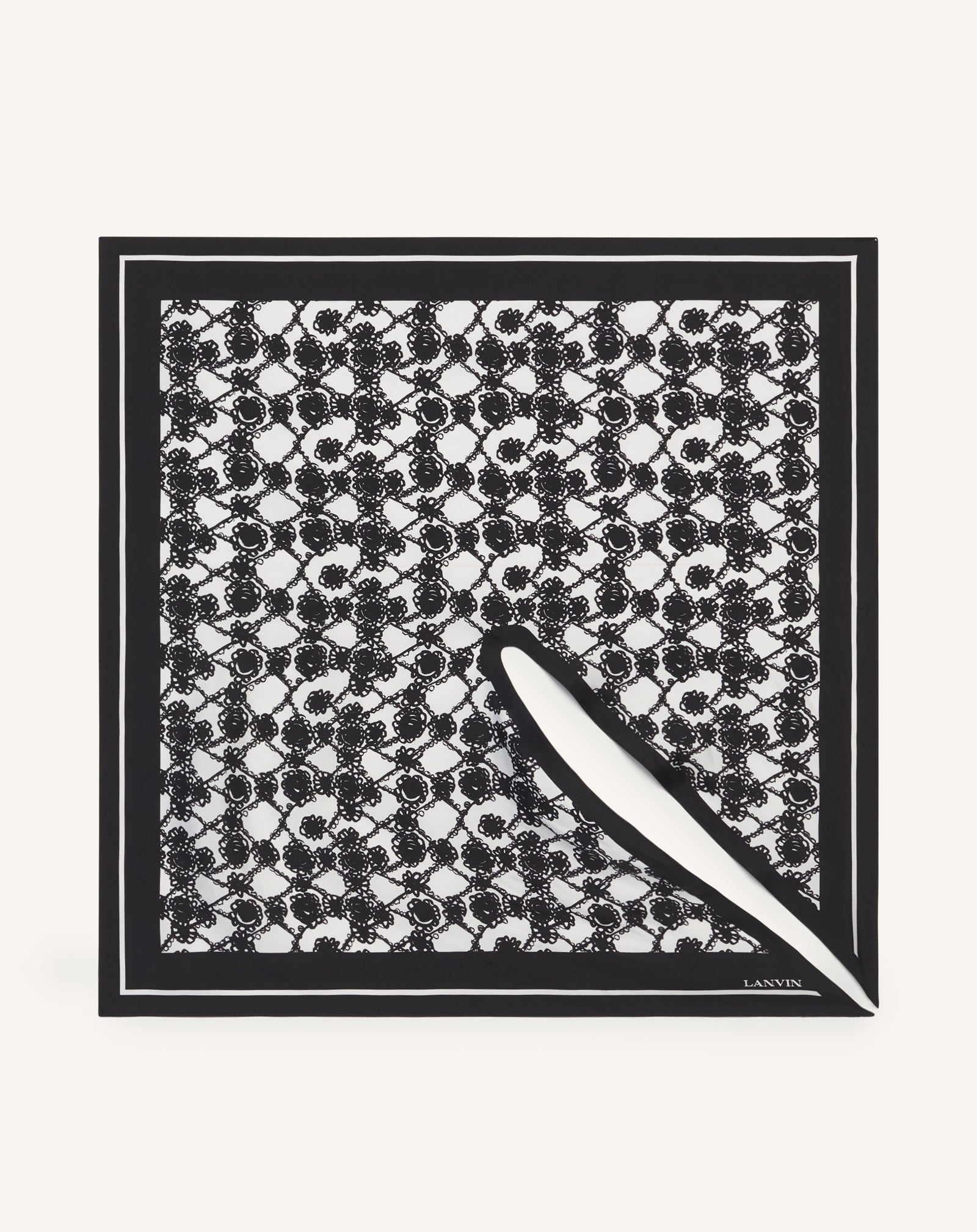 WHITE MARGUERITE MOTIF TOP WITH JEWELRY FASTENER