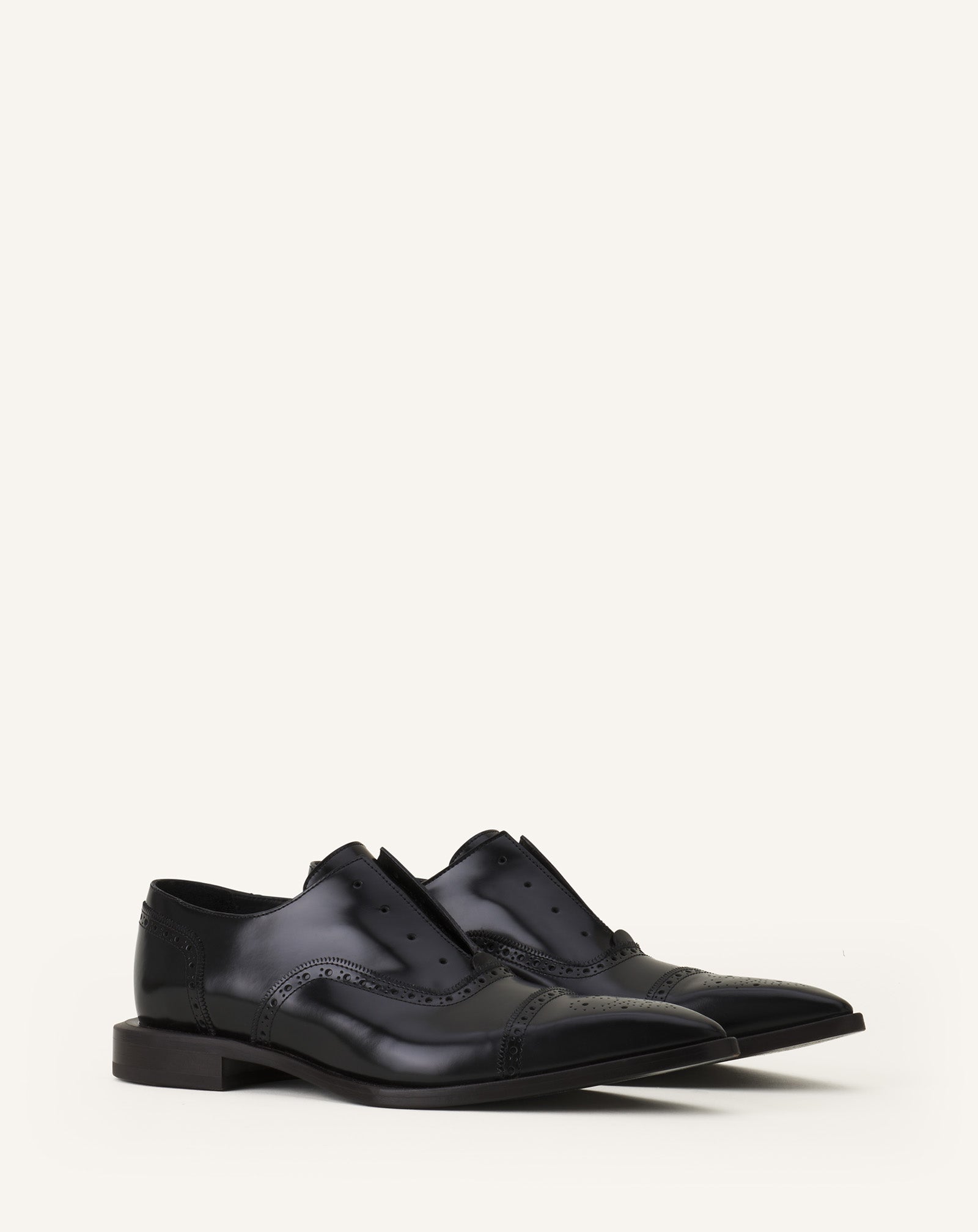 BROGUE OXFORD SHOE IN SHINY LEATHER