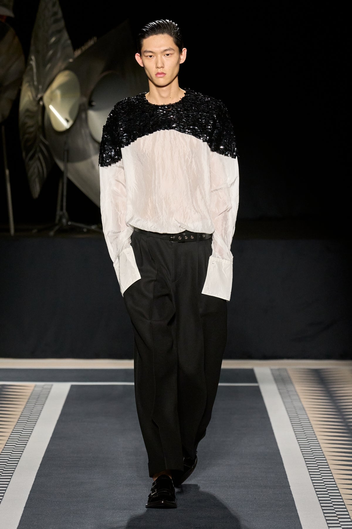EMBROIDERED LONG SLEEVE TOP