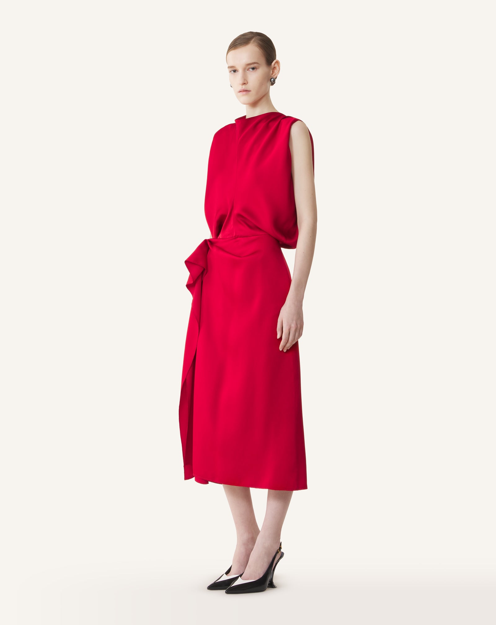 RED SLEEVELESS DRAPED DRESS IN SATIN