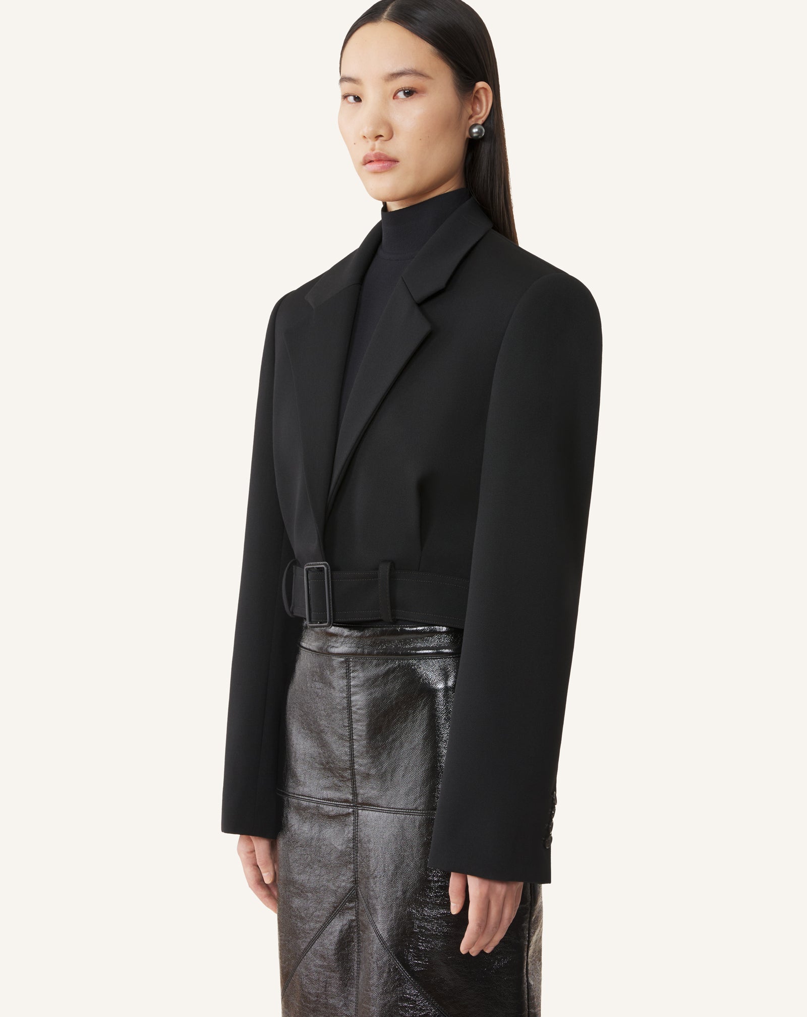 BLACK SHORT BELTED JACKET IN WOOL