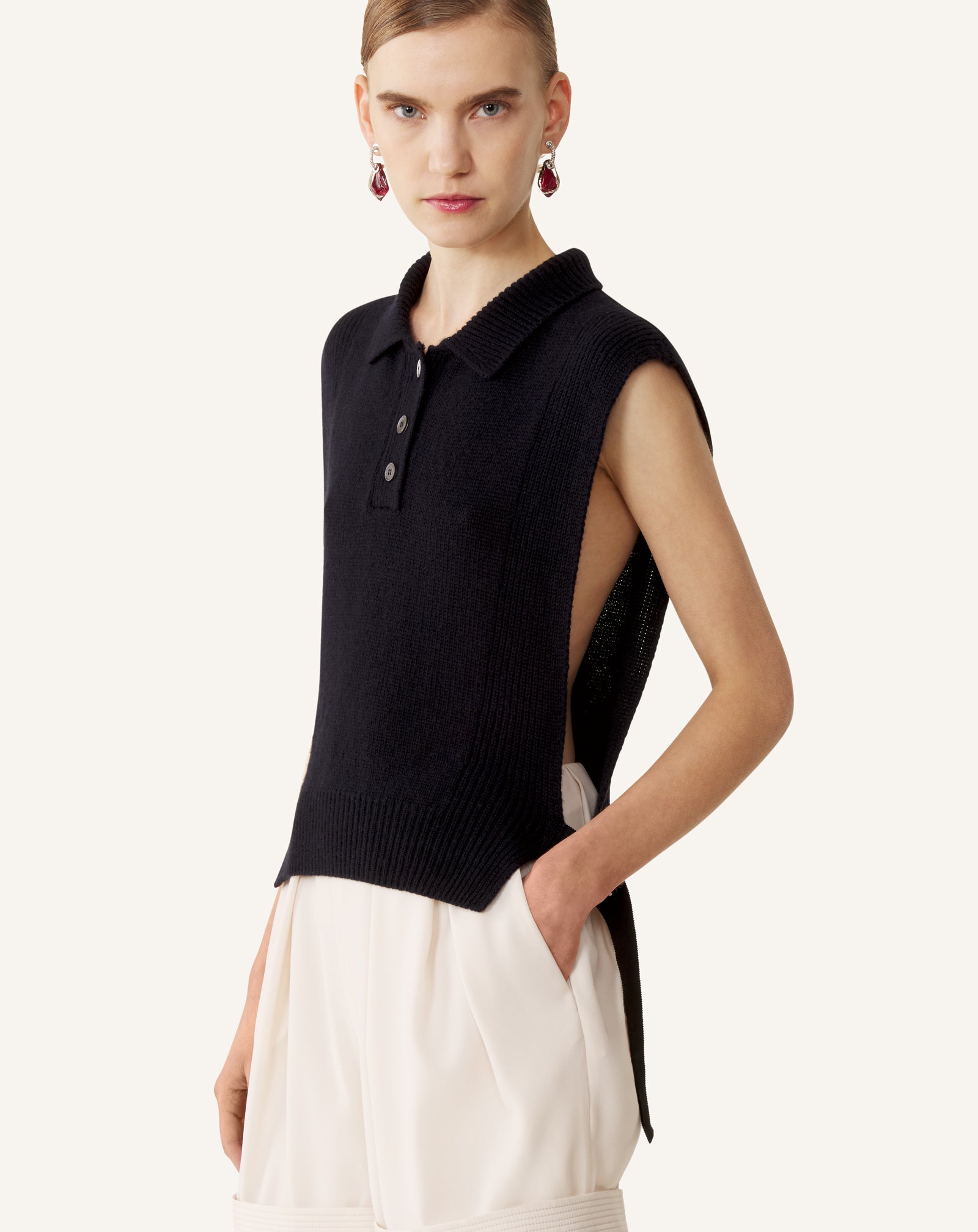 BLUE SLEEVELESS CASHMERE SWEATER