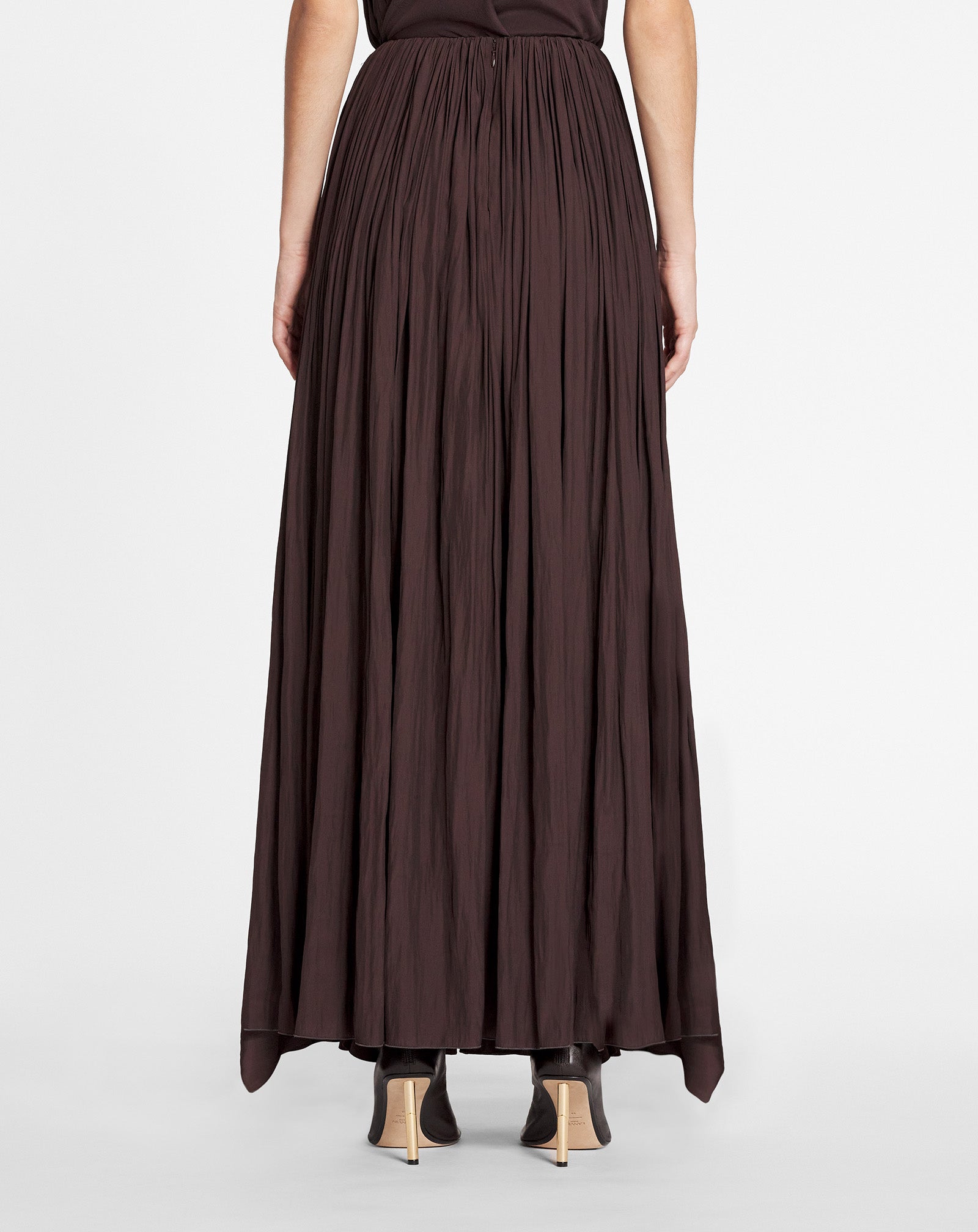 Long asymmetric skirt